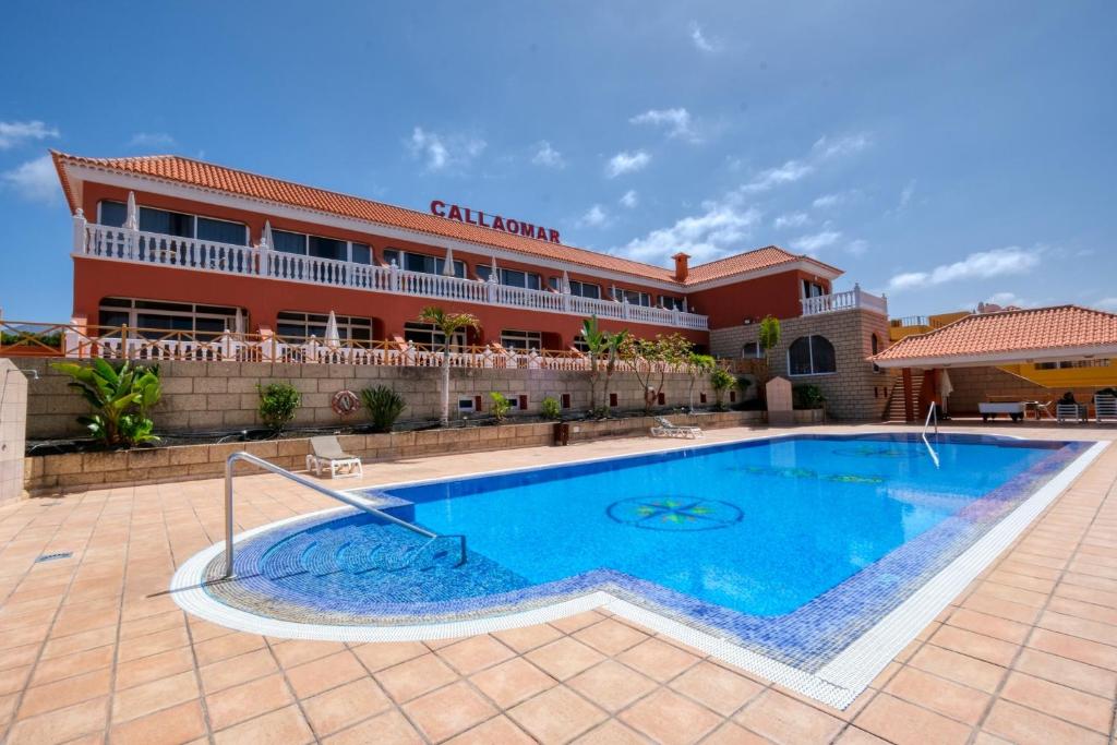 The swimming pool at or close to Apartamentos Callaomar
