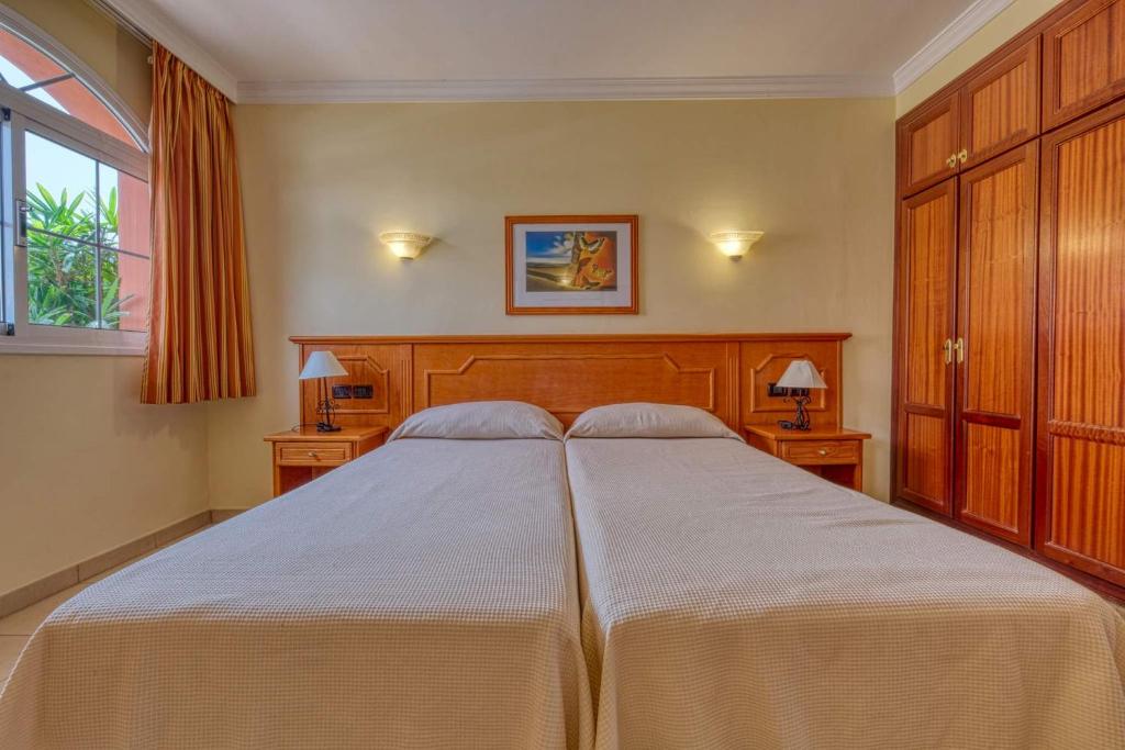 A bed or beds in a room at Apartamentos Callaomar