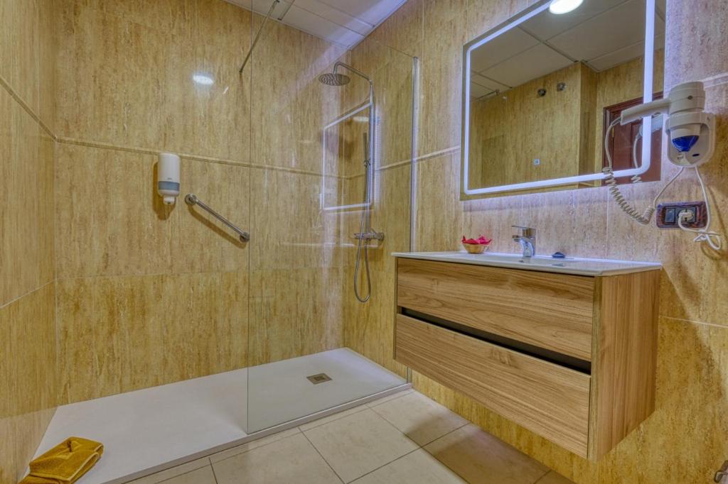 A bathroom at Apartamentos Callaomar