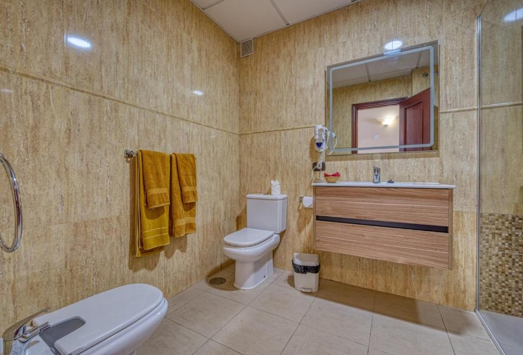 A bathroom at Apartamentos Callaomar