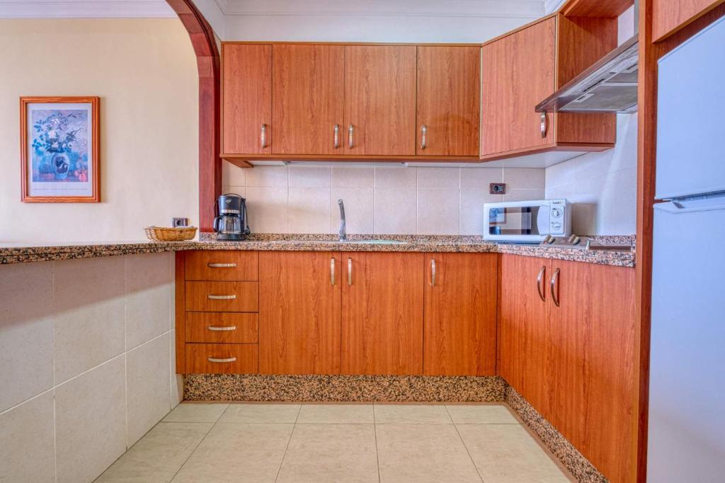 A kitchen or kitchenette at Apartamentos Callaomar
