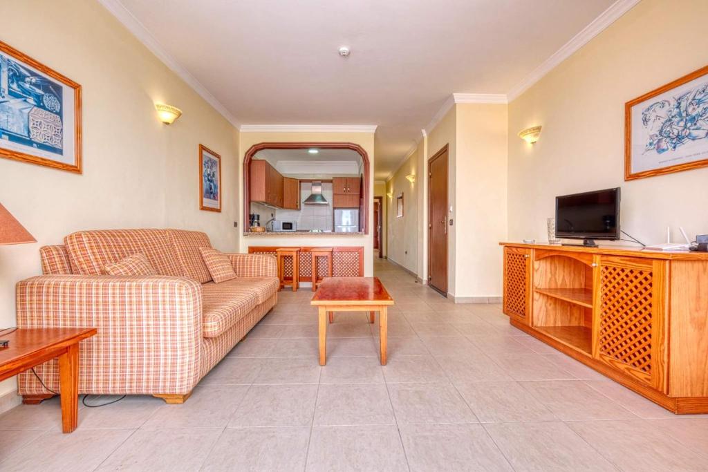 A television and/or entertainment centre at Apartamentos Callaomar