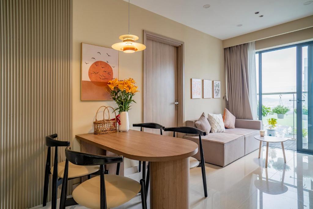 a living room with a table and chairs and a couch at Homestay Huế ơi 2 in Thôn Văn Dương
