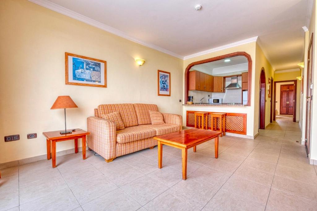 A seating area at Apartamentos Callaomar