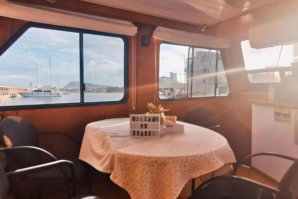 - une table dans une chambre avec fenêtre dans l'établissement Barco muy espacioso con dos terrazas Valencia CENTRO!!, à Valence