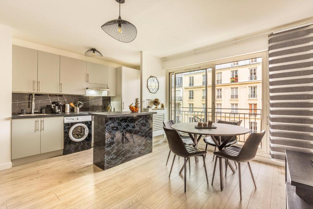 une cuisine et une salle à manger avec une table et des chaises dans l'établissement Charmant studio du 12ème, Parking gratuit et Métro, à Paris