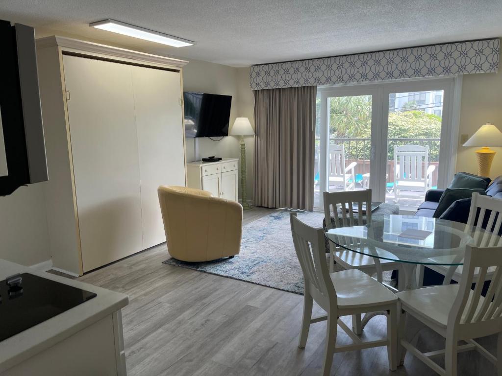 Et tv og/eller underholdning på Summer Sands - 105 by Sea Scape Properties