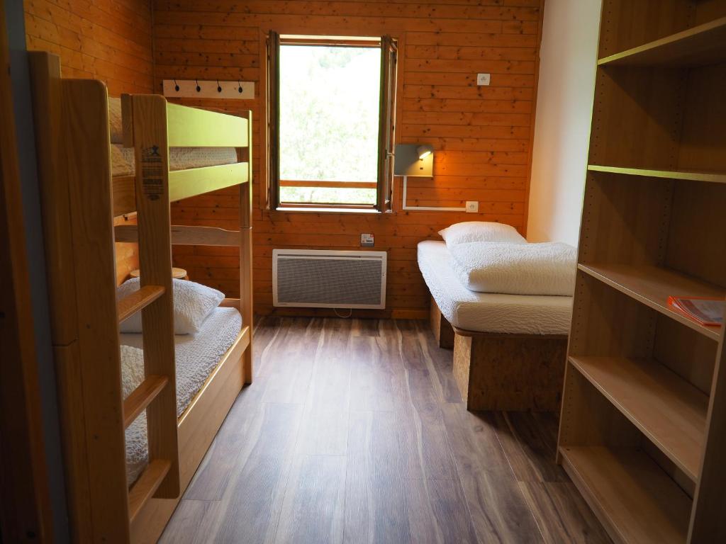 Auberge de Jeunesse HI La Clusaz - Triple Room With Shower