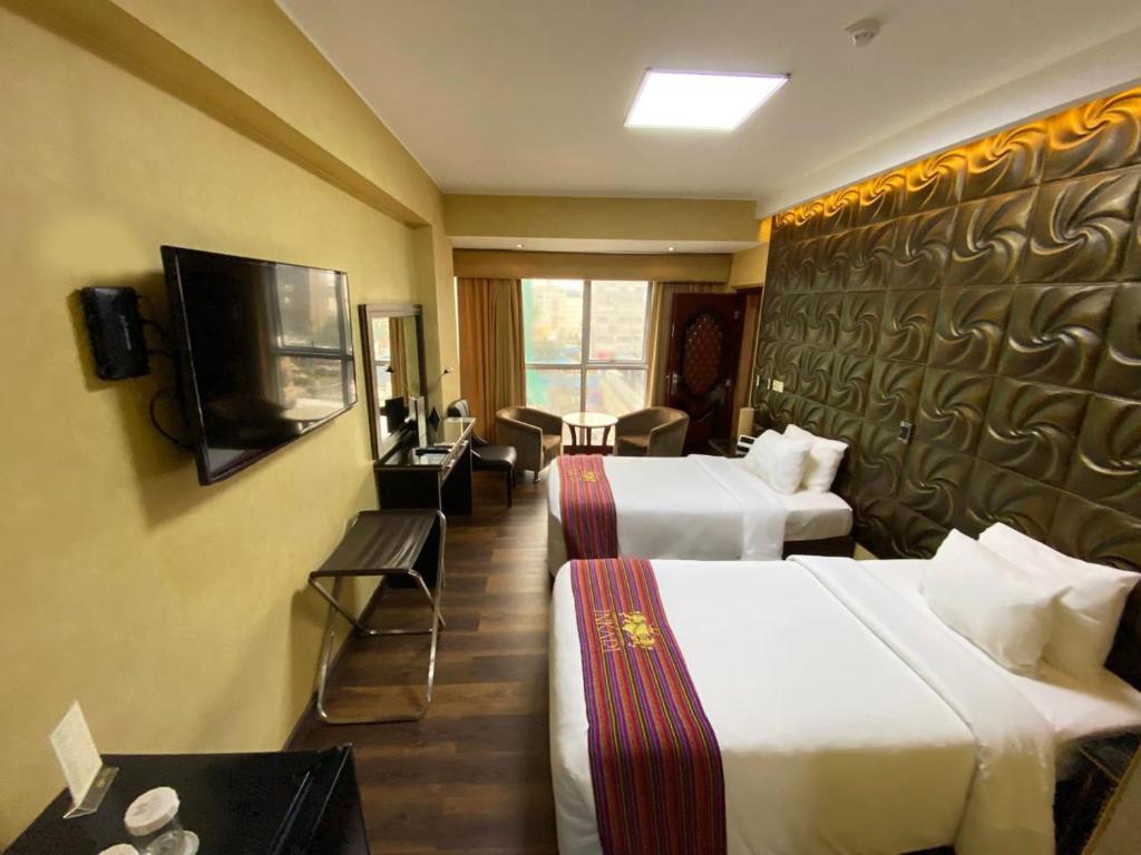 Televiisor ja/või meelelahutuskeskus majutusasutuses Luxury Inkari Hotel