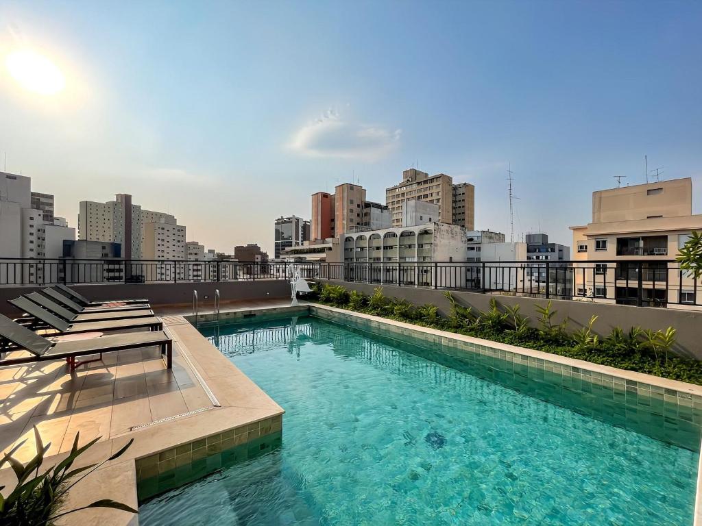 a swimming pool on the roof of a building at Condomínio com piscina ao lado do Parque Buenos Aires in Sao Paulo