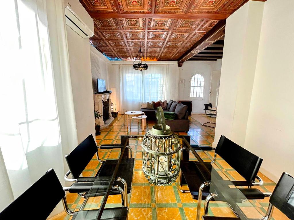 a living room with a table and chairs at LA CASILLA in Cájar