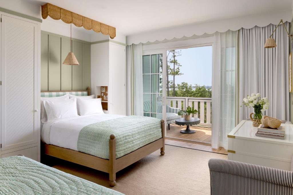 Ένα ή περισσότερα κρεβάτια σε δωμάτιο στο The Dunlin, Auberge Collection