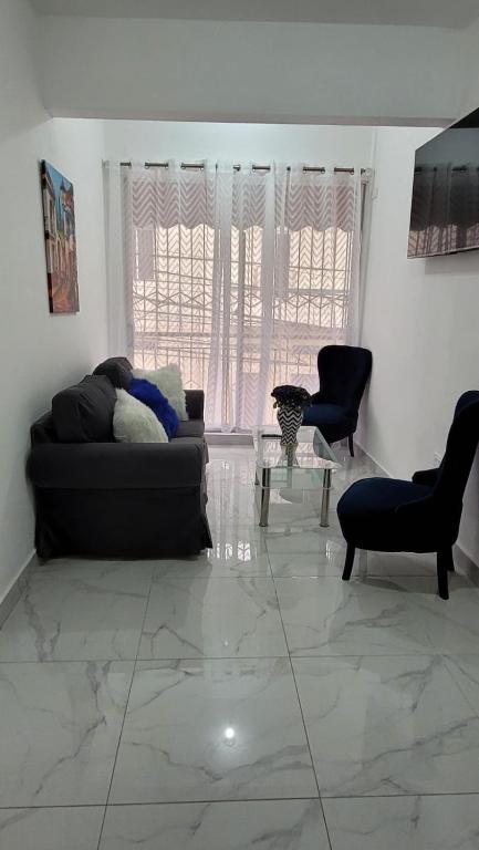 a living room with a couch and a table at Departamento Sol in Santo Domingo