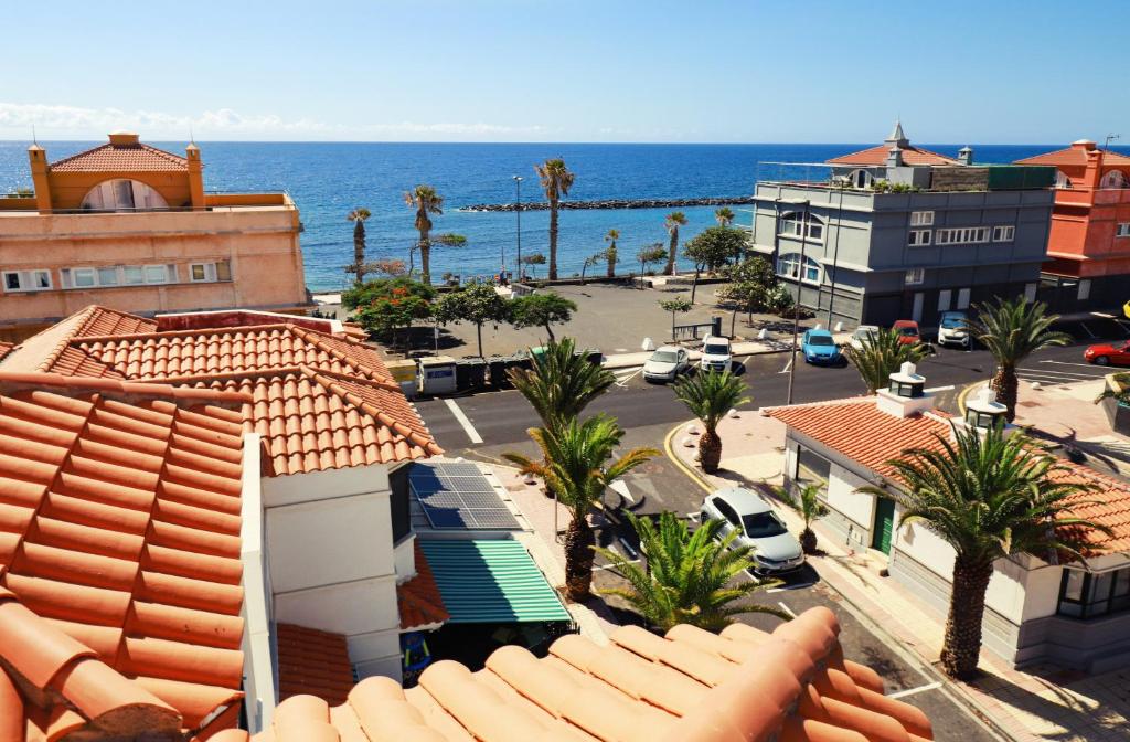 una vista aerea di una città con edifici e l'oceano di Perla de Tenerife a Puertito de Güímar