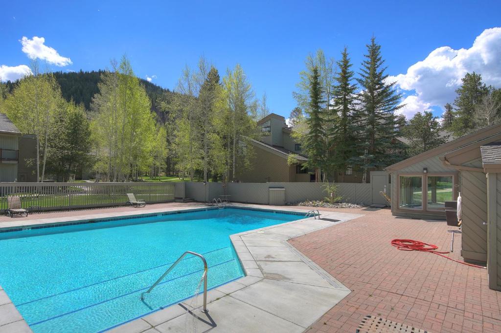 une piscine dans une cour avec une maison dans l'établissement Flying Dutchman 1117 by SummitCove Lodging, à Keystone