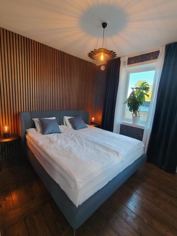 Postel nebo postele na pokoji v ubytování Centralt gästhus i Sala med kök, trädgård & Wi-Fi