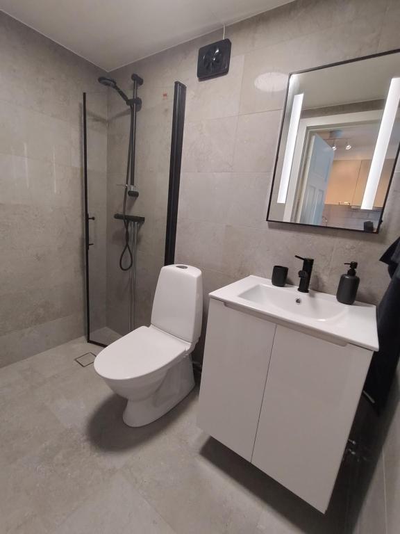 Koupelna v ubytování Centralt gästhus i Sala med kök, trädgård & Wi-Fi