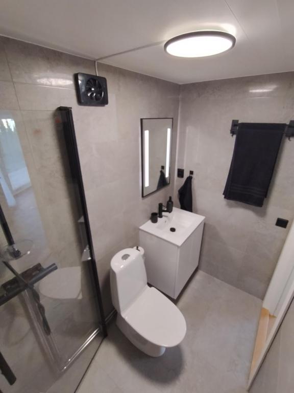 Koupelna v ubytování Centralt gästhus i Sala med kök, trädgård & Wi-Fi
