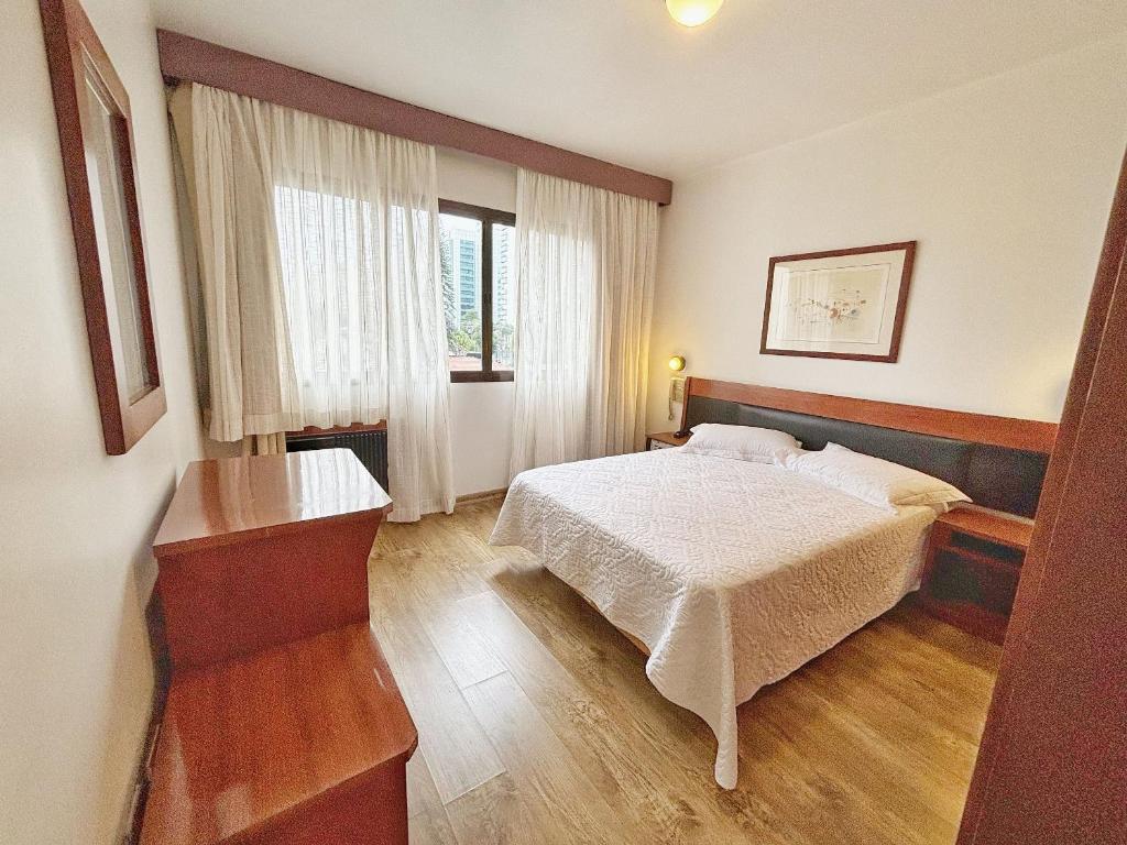 a bedroom with a bed and a window at ENB | Flat hotel em SBC p/ 2 pp Espaço e Conforto in São Bernardo do Campo