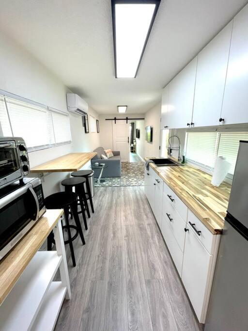 Kuchyň nebo kuchyňský kout v ubytování 1Bed 1Bath Container Home Centrally Located