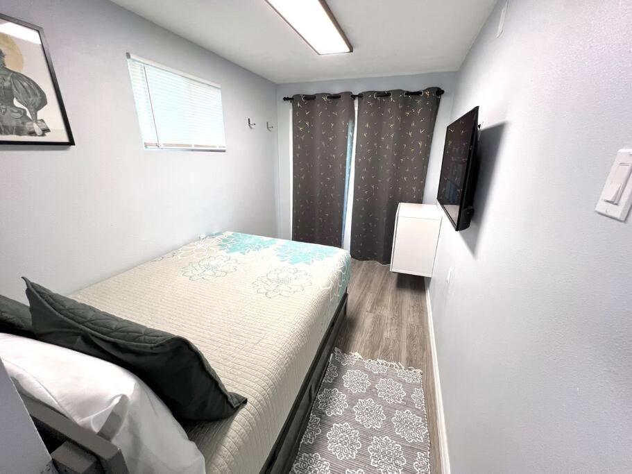 Postel nebo postele na pokoji v ubytování 1Bed 1Bath Container Home Centrally Located