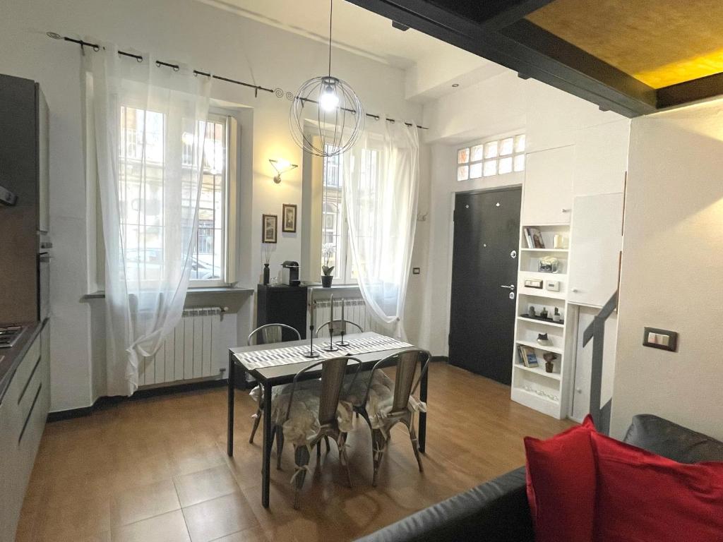 una sala da pranzo con un tavolo e sedie in una stanza di Casa Giulia di Barolo a Torino