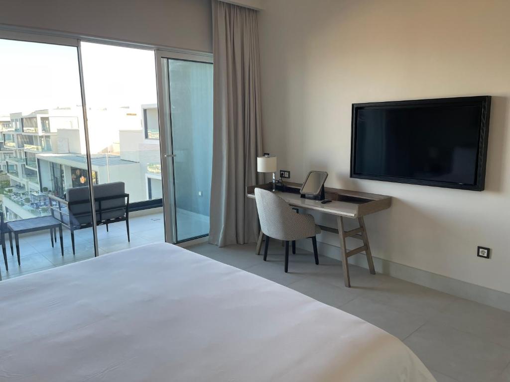 TV a/nebo společenská místnost v ubytování 1 Bedroom apartment suite Address beach marassi