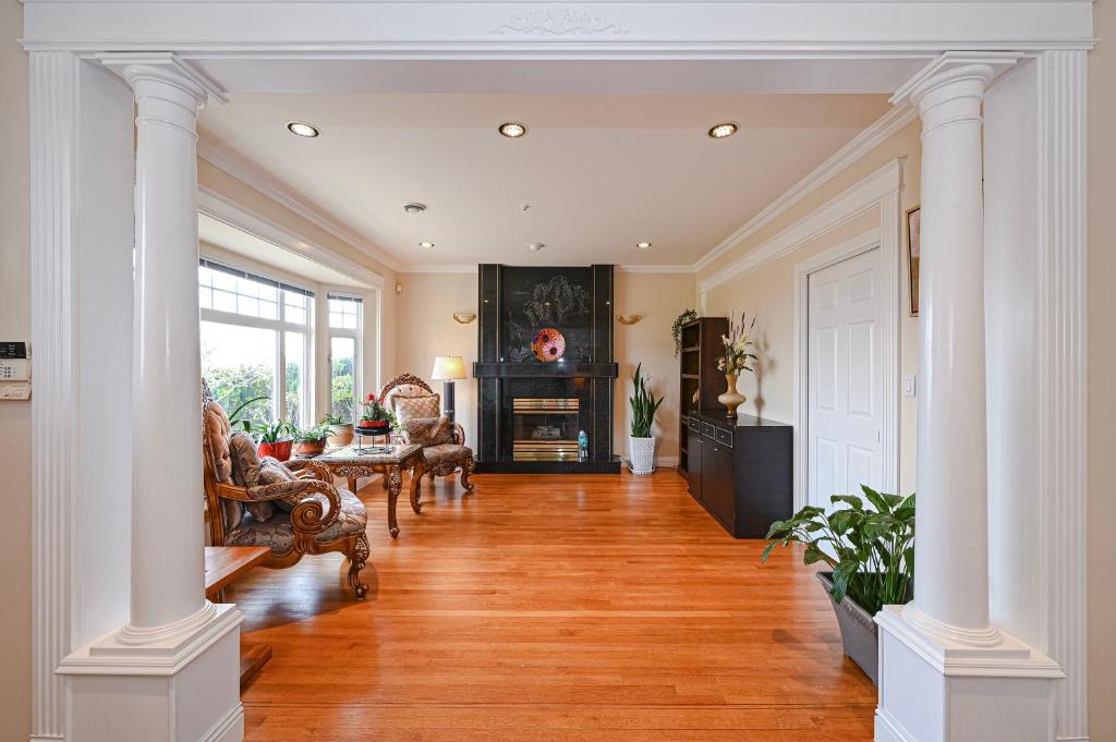 7 Bedrooms in the Heart of Vancouver