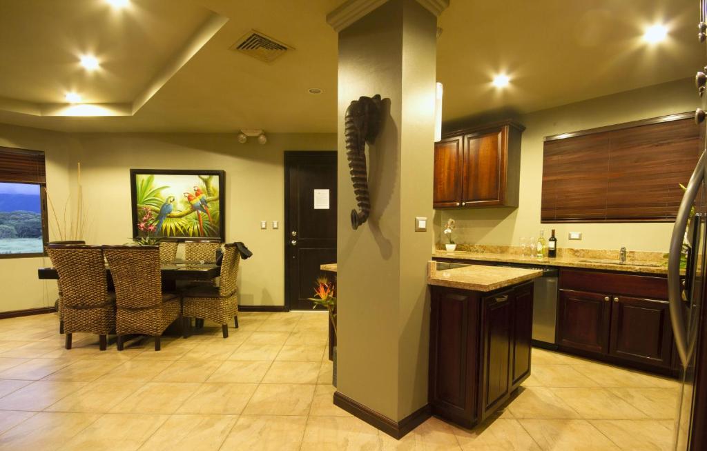 Kuchyň nebo kuchyňský kout v ubytování Monaco Condominiums
