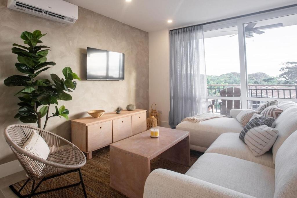 un soggiorno con mobili bianchi e una grande finestra di Casa Calma Resort Home at Venao a Playa Venao