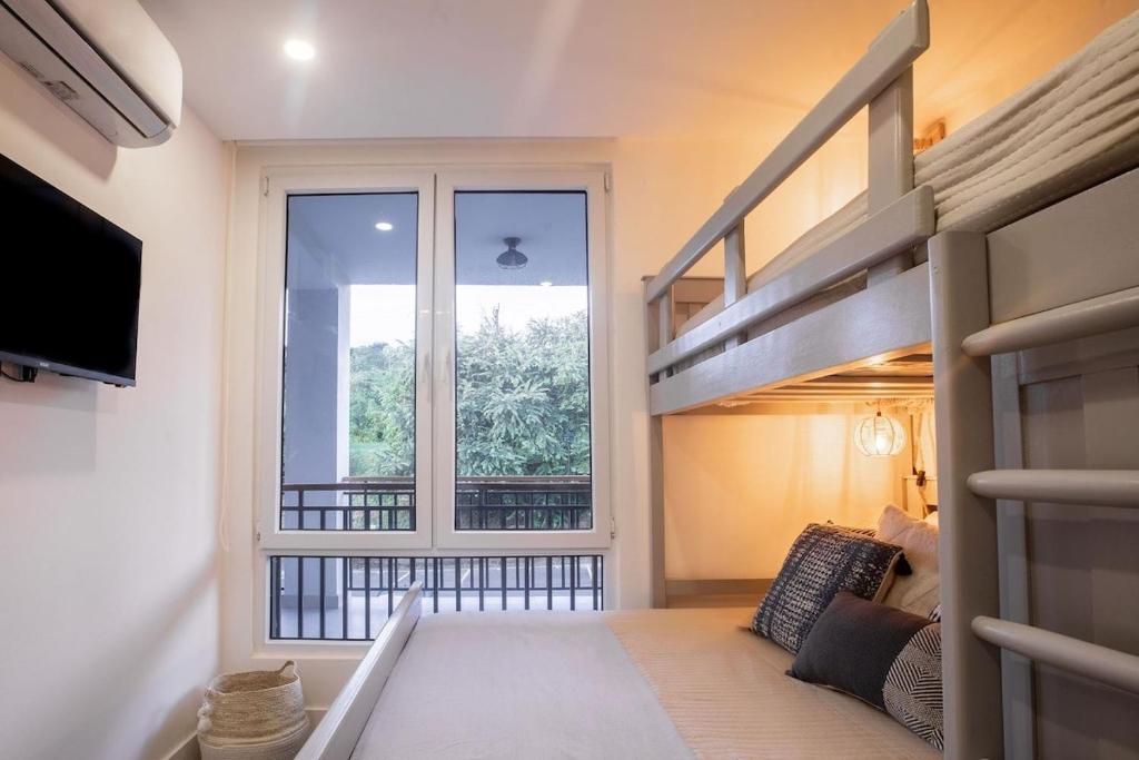 una camera con un letto a castello e una grande finestra di Casa Calma Resort Home at Venao a Playa Venao