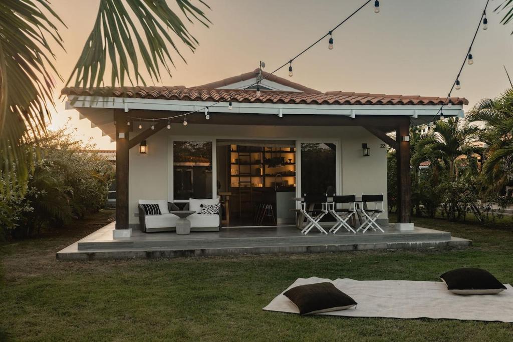 una casa con tavolo e sedie in erba di Villa Ceviche Home at the Heart of Venao a Playa Venao
