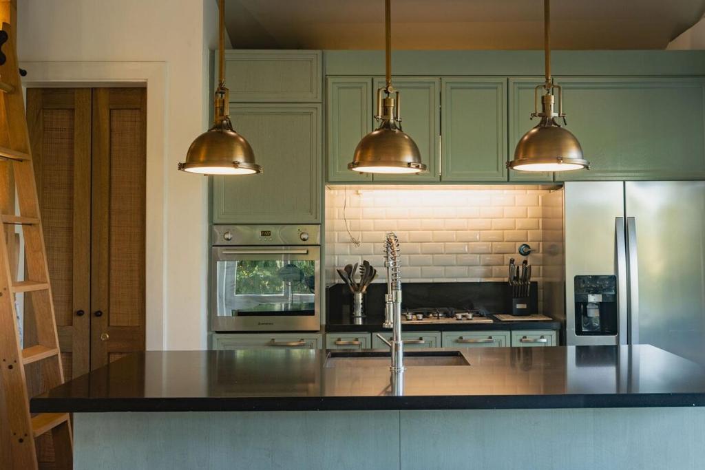 Cucina o angolo cottura di Villa Ceviche Home at the Heart of Venao