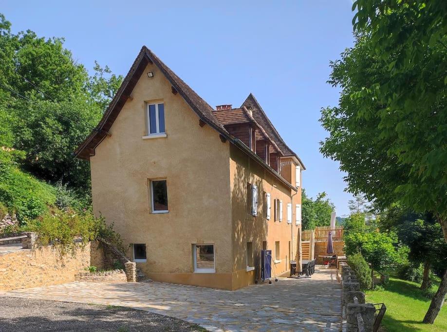 un ancien bâtiment avec un toit en haut dans l'établissement Maison de charme 12 pers piscine hors-sol chauffée, à Saint-Cybranet