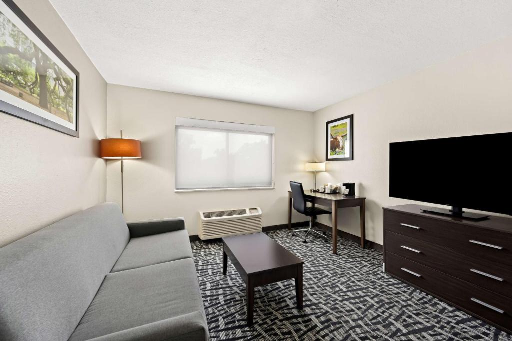 Best Western Bryan College Station - King Suite With Sofa Bed - Non-Smoking