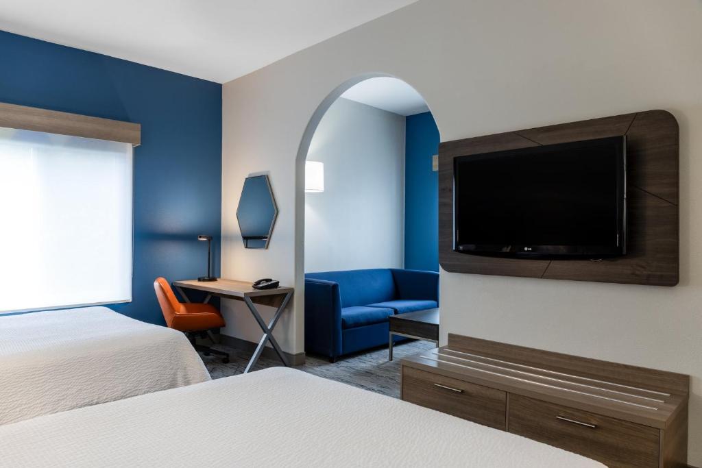 Postel nebo postele na pokoji v ubytování Holiday Inn Express Vancouver North by IHG