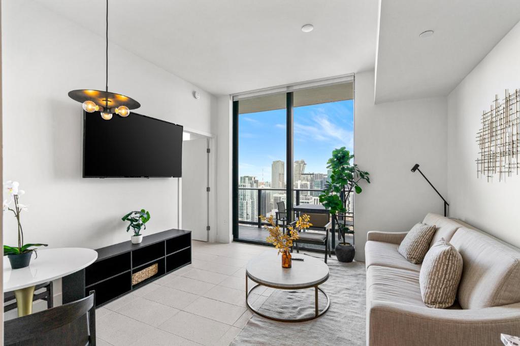 TV a/nebo společenská místnost v ubytování 5108Great Penthouse, Bay view, in the heart of MIAMI