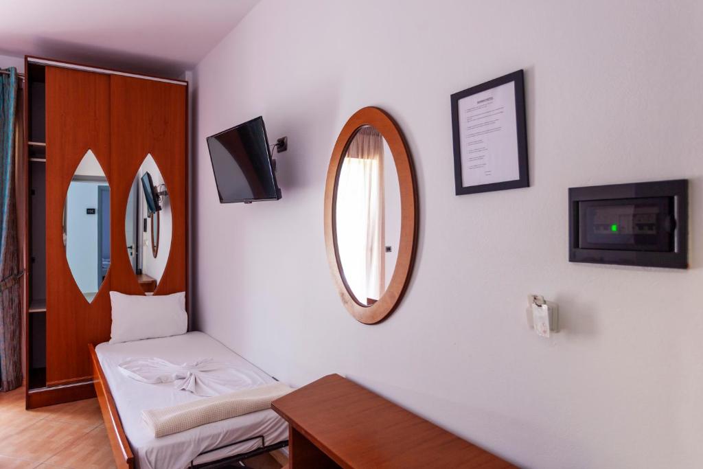 TV a/nebo společenská místnost v ubytování Dhima Hotel