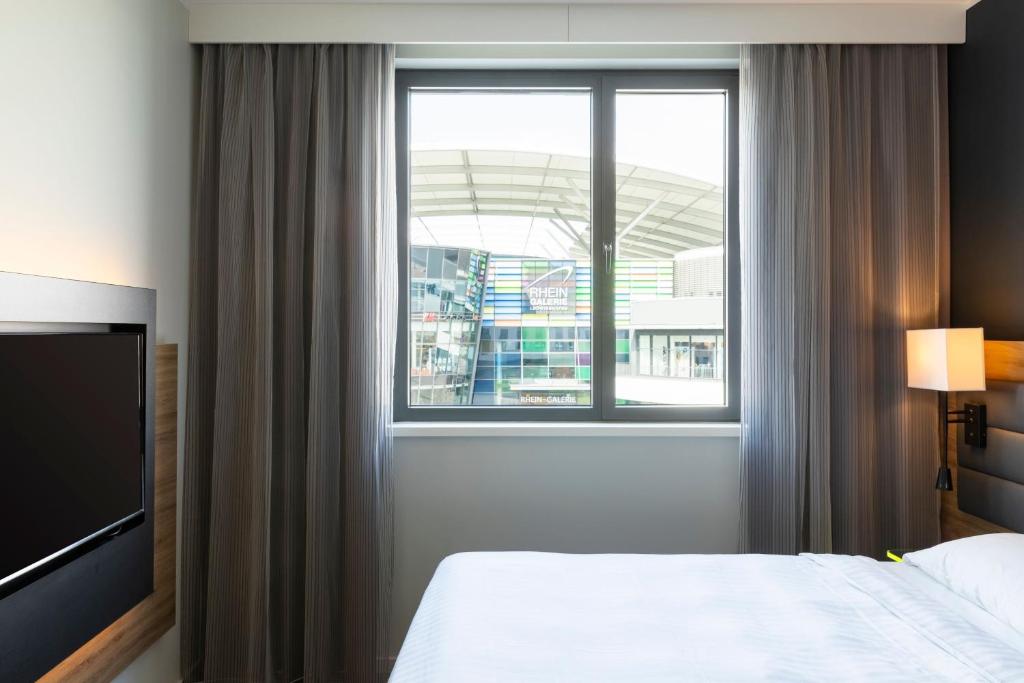 Postel nebo postele na pokoji v ubytování Moxy Ludwigshafen