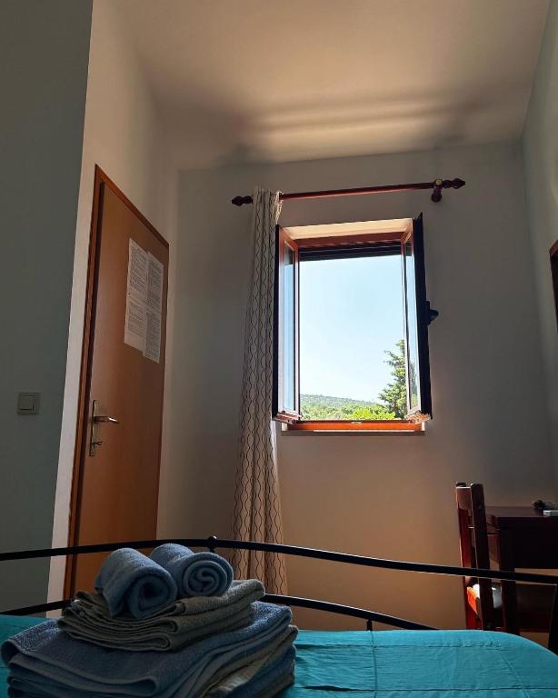 Posteľ alebo postele v izbe v ubytovaní Apartment Ilovik 8069a