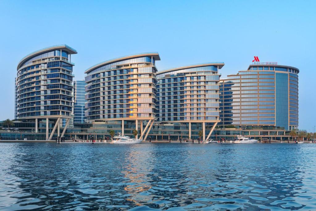 ドバイにあるMarriott Marquis Dubai Creekの水域に隣接する高層ビル群