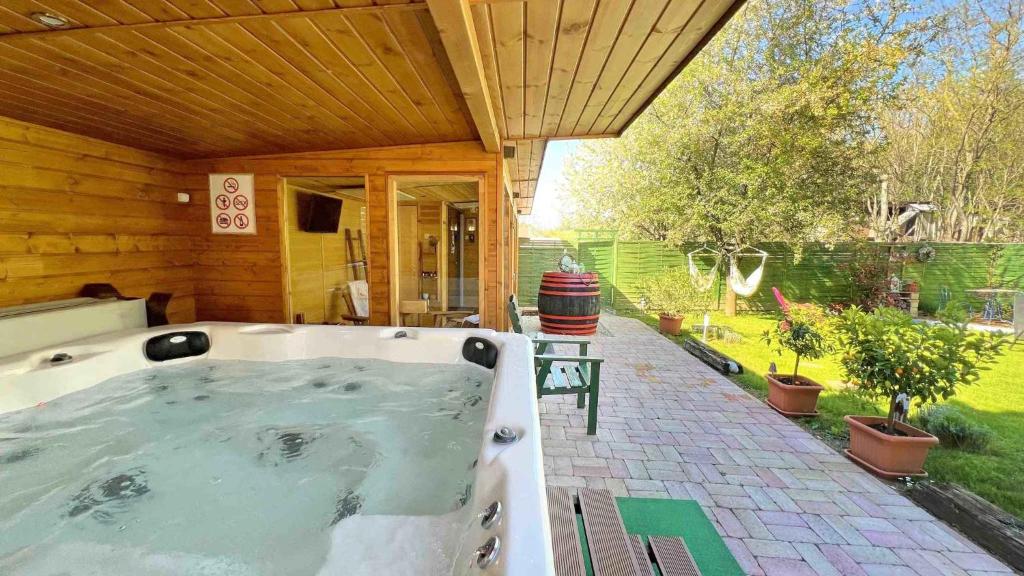 una vasca idromassaggio nel cortile di una casa di Holiday home in Koröshegy - Balaton 51780 a Kőröshegy