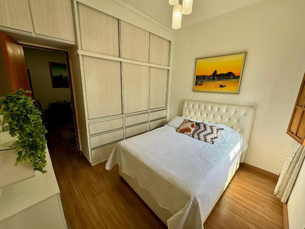 a bedroom with a bed in a room at Apartamento a 260m da Praia de Copacabana in Rio de Janeiro
