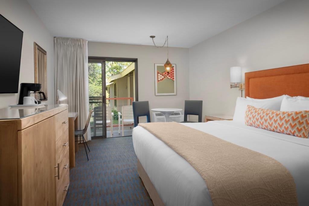 Postel nebo postele na pokoji v ubytování Ashland Hills Hotel & Suites