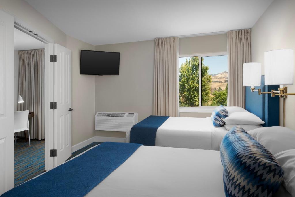 Postel nebo postele na pokoji v ubytování Ashland Hills Hotel & Suites