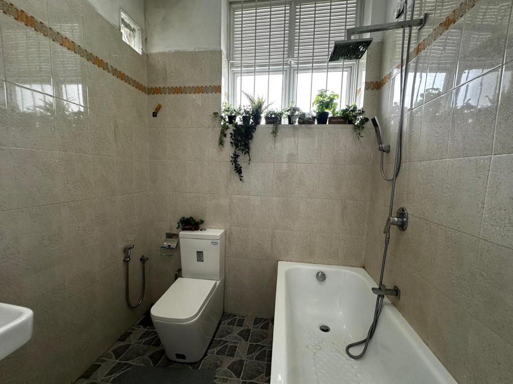 Koupelna v ubytování Spacious Eco House with Garden and Scenic Paddy View Colombo