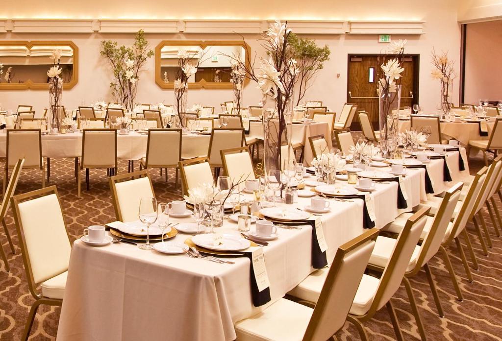 Restaurace v ubytování Ashland Hills Hotel & Suites