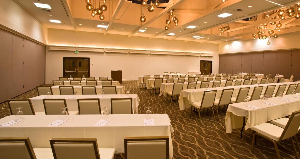 Konferenční prostory v ubytování Ashland Hills Hotel & Suites