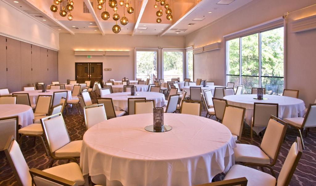 Konferenční prostory v ubytování Ashland Hills Hotel & Suites