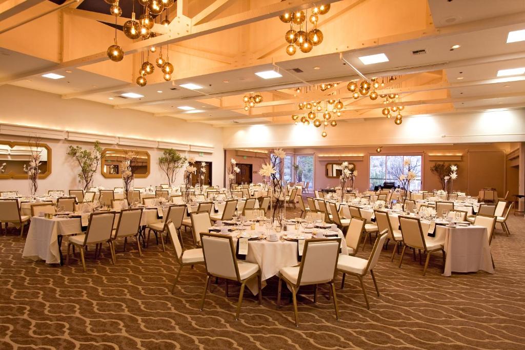 Restaurace v ubytování Ashland Hills Hotel & Suites